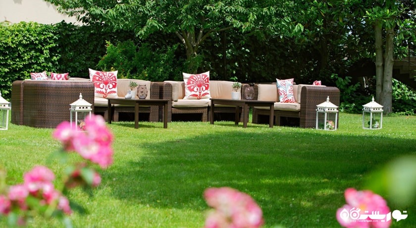 محوطه نشیمن در فضای سبز هتل